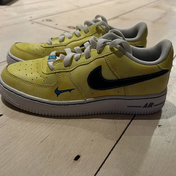 NIKE AIR FORCE LOW Peace Love and Basketball. Size 5.5. Gently used - Picture 2 of 4